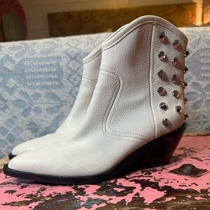 MARC FISHER Women’s white Bailey Studded boots sz 7.5